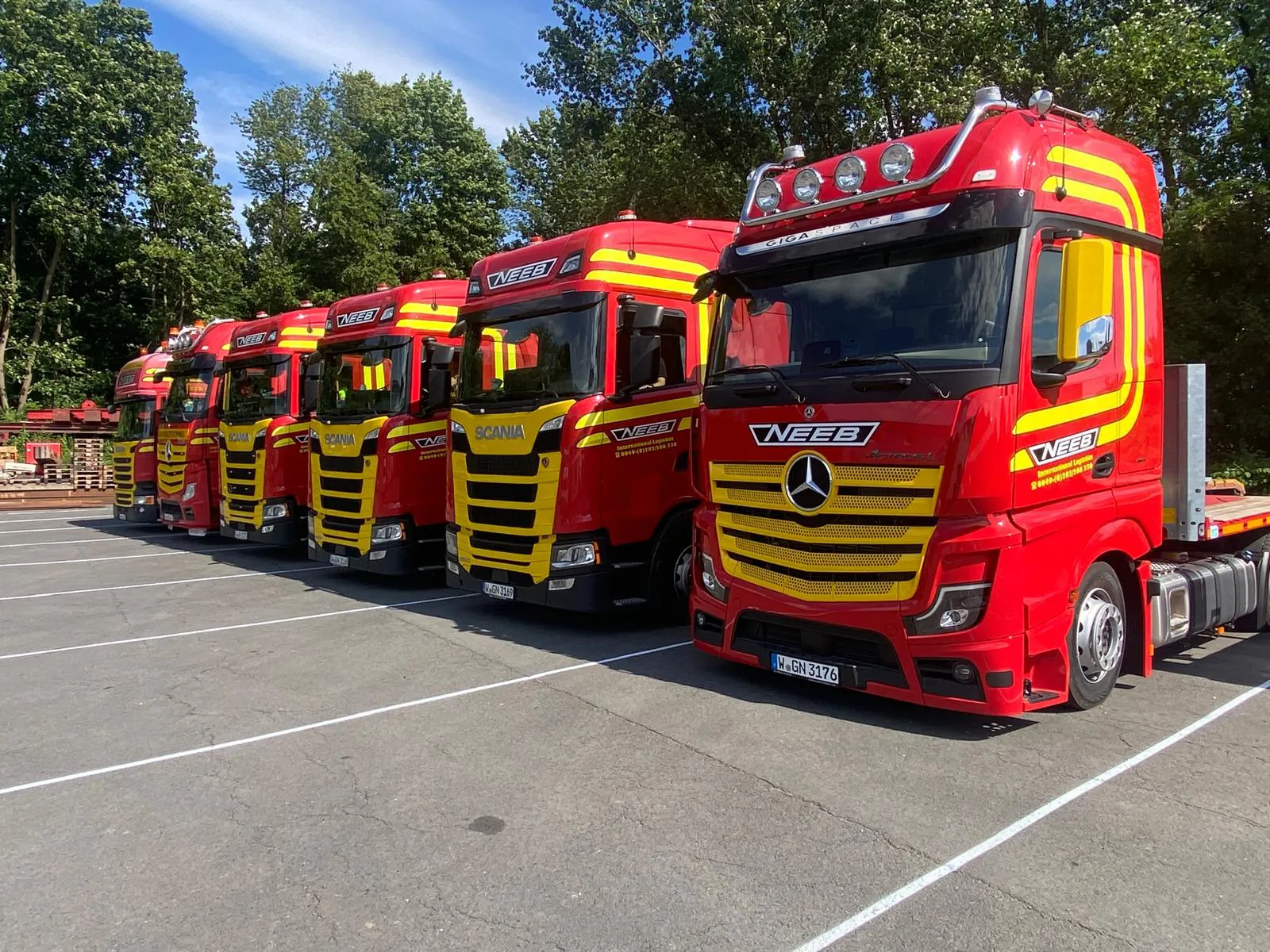 NEEB truck fleet: Scania and Mercedes-Benz Actros tractor units in NEEB livery